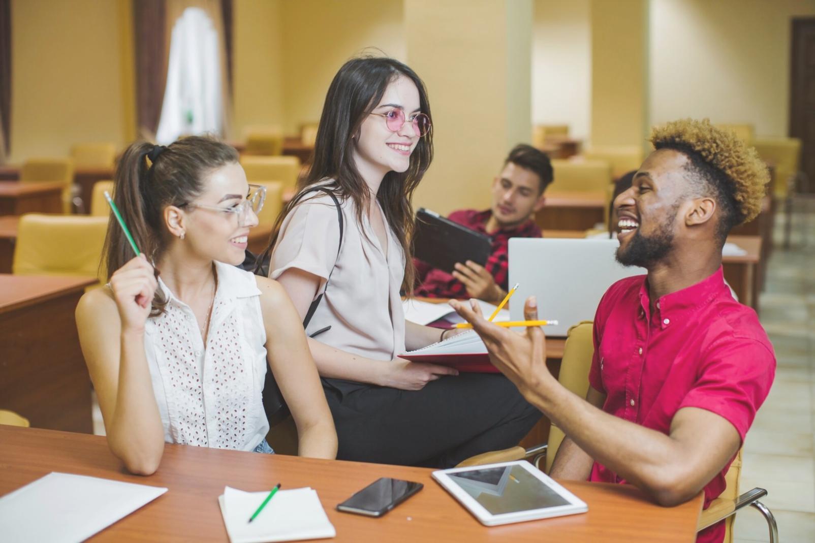 Profesionales trabajando en análisis financiero con documentos y calculadoras