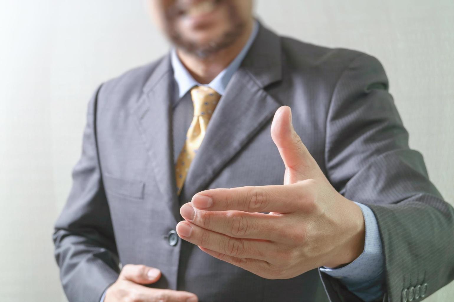 Equipo de soliventoira trabajando en estrategias empresariales personalizadas