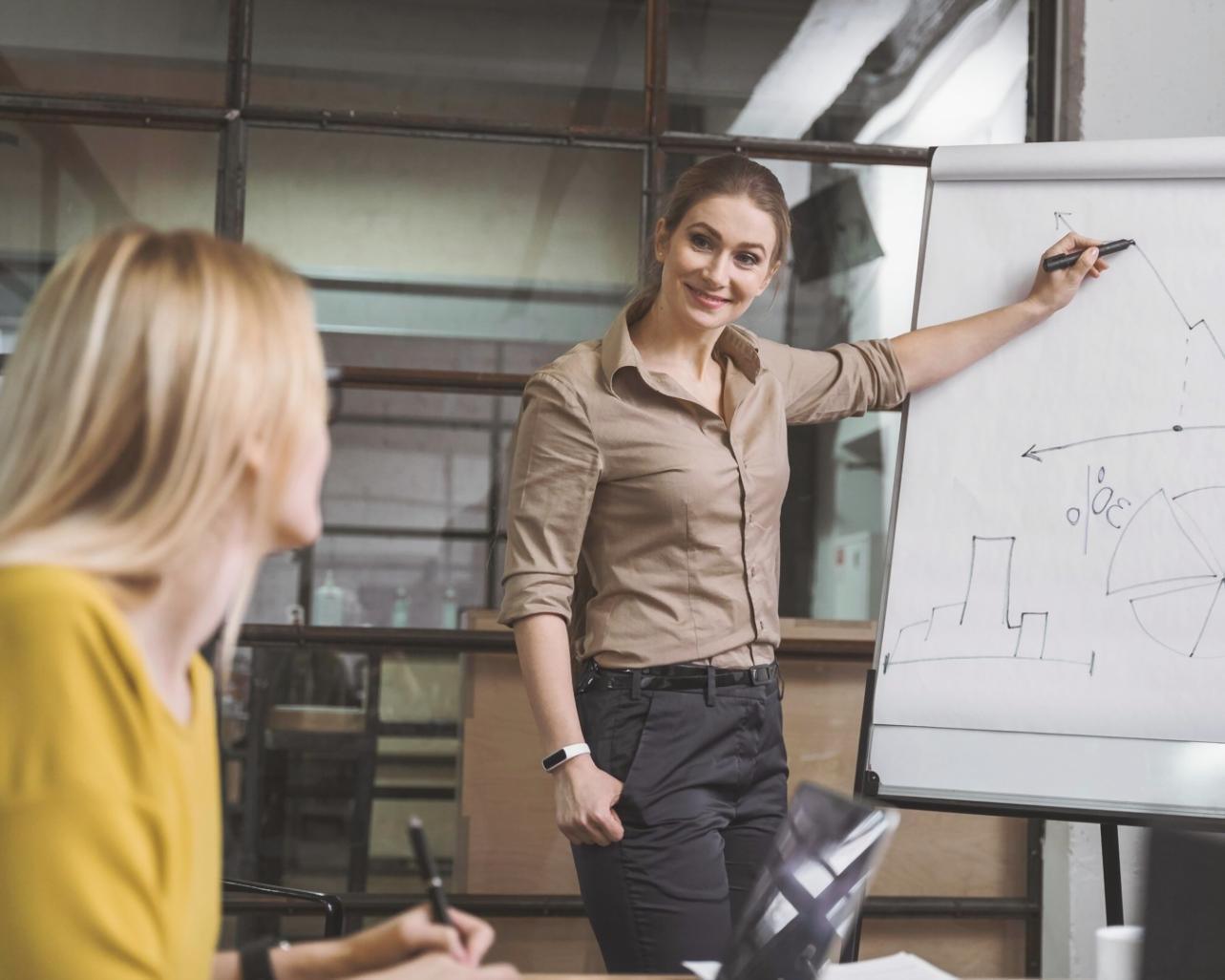 Equipo de consultores financieros trabajando en estrategias empresariales