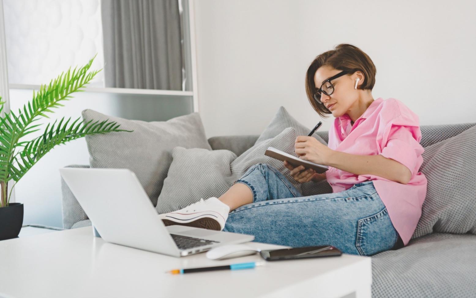 Empresario analizando documentos financieros en su oficina