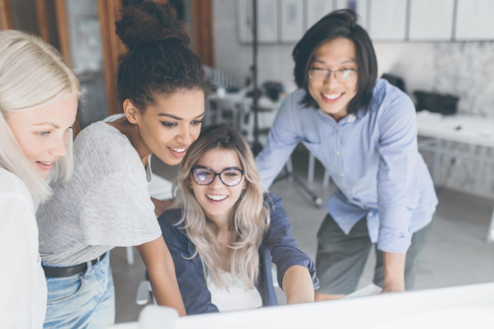 Análisis de datos financieros en computadora